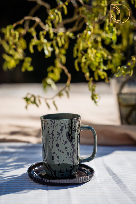 Koffiemokje met oor spetter groen, inclusief bordje