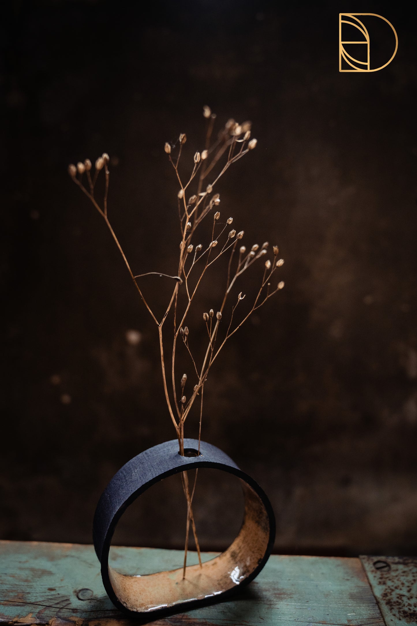 Houder voor (droog)bloemen rond zwart