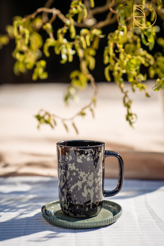 Koffiemokje met oor spetter zwart, inclusief bordje